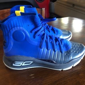 Under Armour Curry’s sz5.5